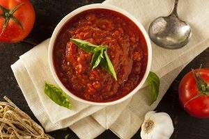 plat de sauce à spaghetti avec tomates fraiches et basilic